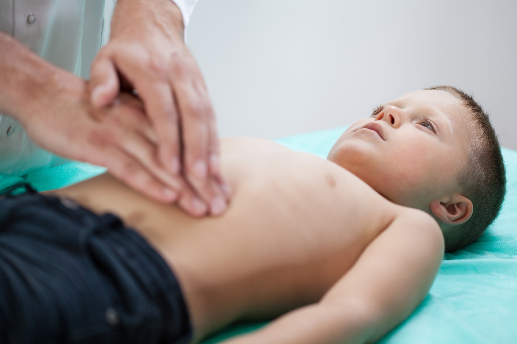 o risco de cálculo renal nas crianças. Hoje, elas consomem de duas a três vezes mais sódio do que deveriam. E isso aumenta a eliminação de cálcio pelo rim, que é principal vilão na formação das pedras renais.